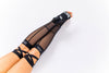 Frauen Strumpf trifft schwarze Stoppersocken im Overknee Stil.
